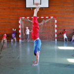 Zirkusschule in den Sommerferien mit Circus firulete von Daniel Torron Mack - Handstand