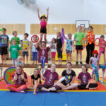 Zirkusschule in den Sommerferien mit Circus firulete von Daniel Torron Mack - Gruppenbild Team und Kinder